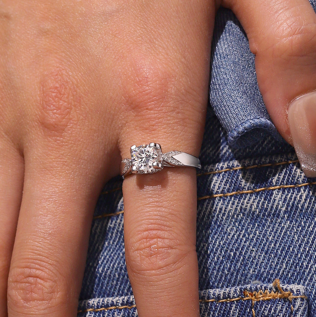 Gnoce Sparkling Twist 1.0 Ct Round VVS Moissanite Engagement Ring_6