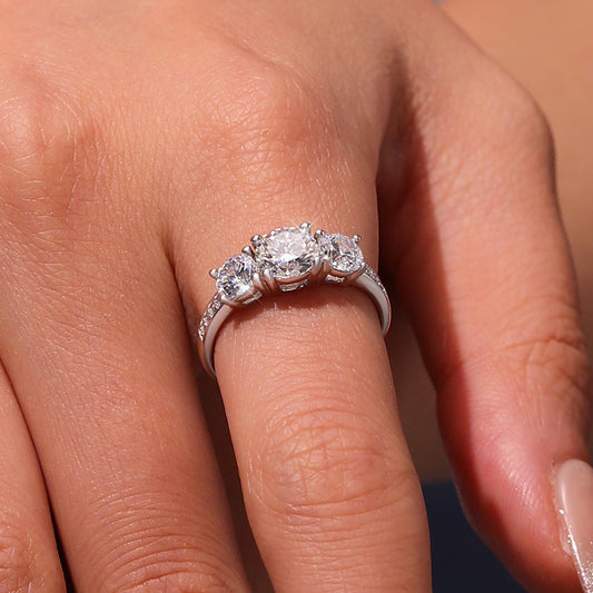 Gnoce 0.7 Ct Round VVS Moissanite Three-Stone Ring_6