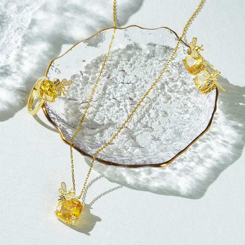 Gnoce Sparkling Honey Bee Stud Earrings_2