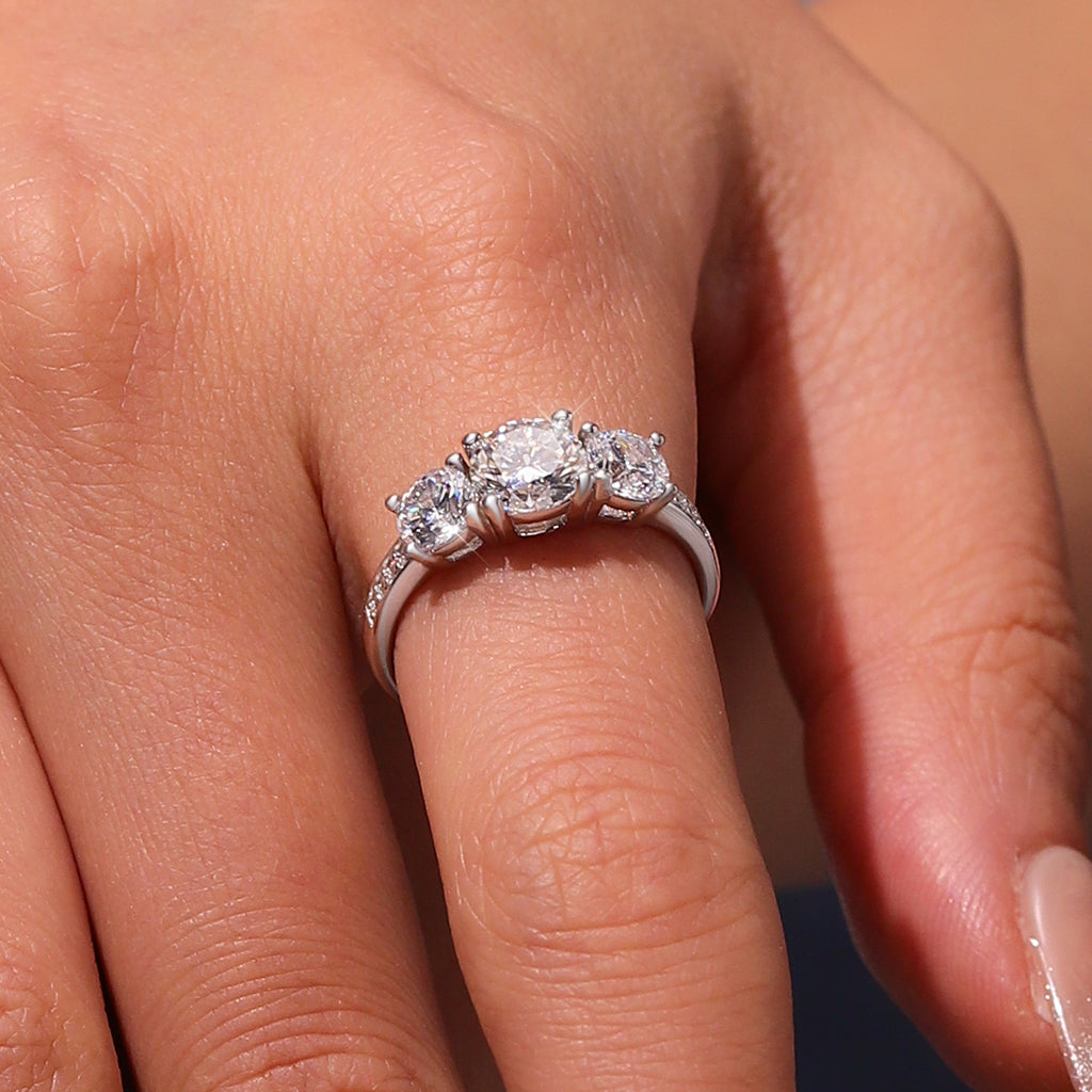 Gnoce 0.7 Ct Round VVS Moissanite Three-Stone Ring_6
