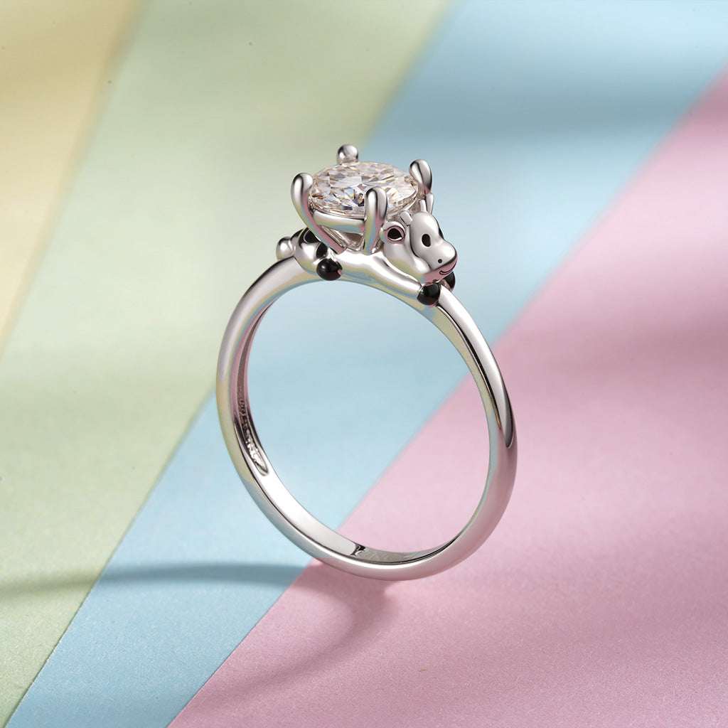 Gnoce Dairy Cow Embraces Moissanite Round Cut Ring_7